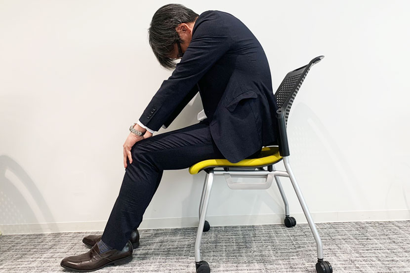 職場の椅子でストレッチ