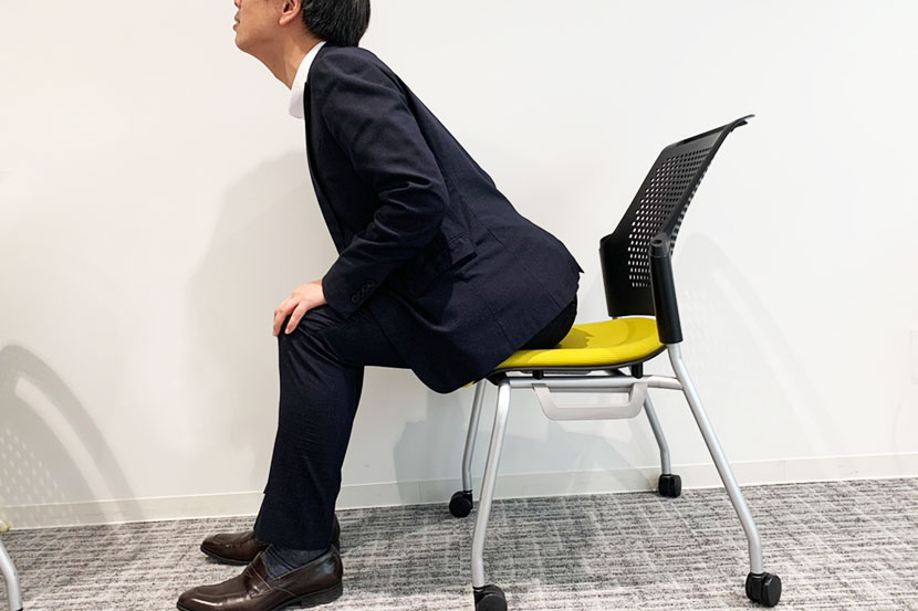 背中から首にかけてほぐす